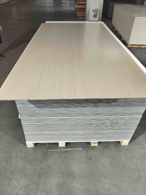 China bamboe houtskoolvezel hout fineer PVC wandplaat 5mm bamboe wallboard WPC fineer wandpaneel gemakkelijk te installeren pvc wandpaneel