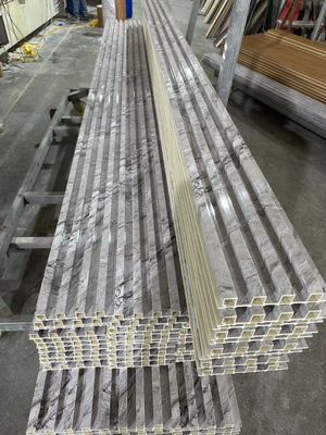 Decoratieve gelamineerde PVC interieur wpc wandpaneel voor achtergrondroosterontwerp