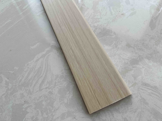 Anti-Kratten en Flexible houten kleur PVC Skirting Line voor onderhoudsvriendelijke bescherming