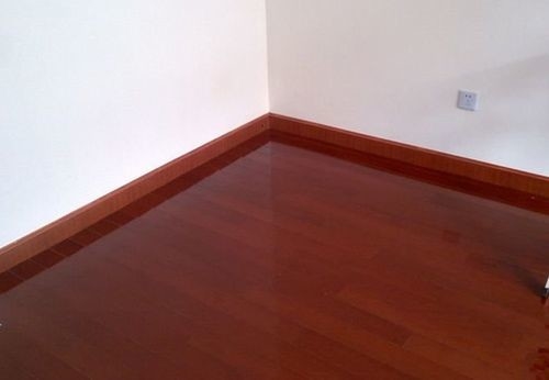 Anti-Kratten en Flexible houten kleur PVC Skirting Line voor onderhoudsvriendelijke bescherming