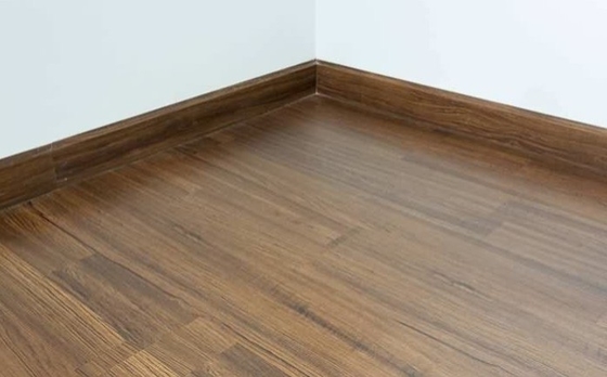 Anti-Kratten en Flexible houten kleur PVC Skirting Line voor onderhoudsvriendelijke bescherming