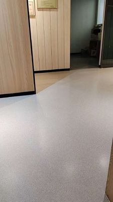 Epoxy industriële vloeren Hoog glanzend Epoxy hars gekleurde zandvloer Zelfnivellerende vloerverf Voor tuinziekenhuis