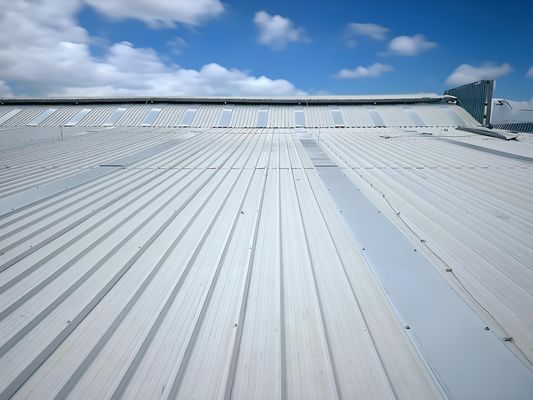 Op maat gemaakte lengte 2 mm dikte Duurzaam UPVC meerlagig dakplaat T1130 Gekrompen witte kleur Plastic Eco dak golf dakpaneel