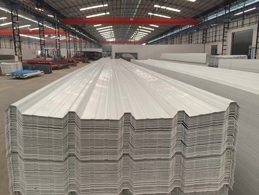 Dakenmateriaal voor magazijnen UPVC-platen 2 mm UPVC-daktegels voor fabrieksdak Lang levensduur wit pvc-golfplaat