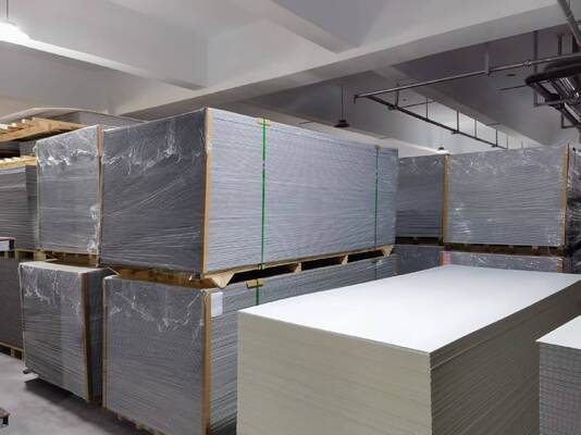 PVC-achtergrondwandpaneel 8 mm koolstofkristalplaat fabriek bamboe houtskoolvezelplaat pvc houten plaat voor binnenplafond en wanddecoratie